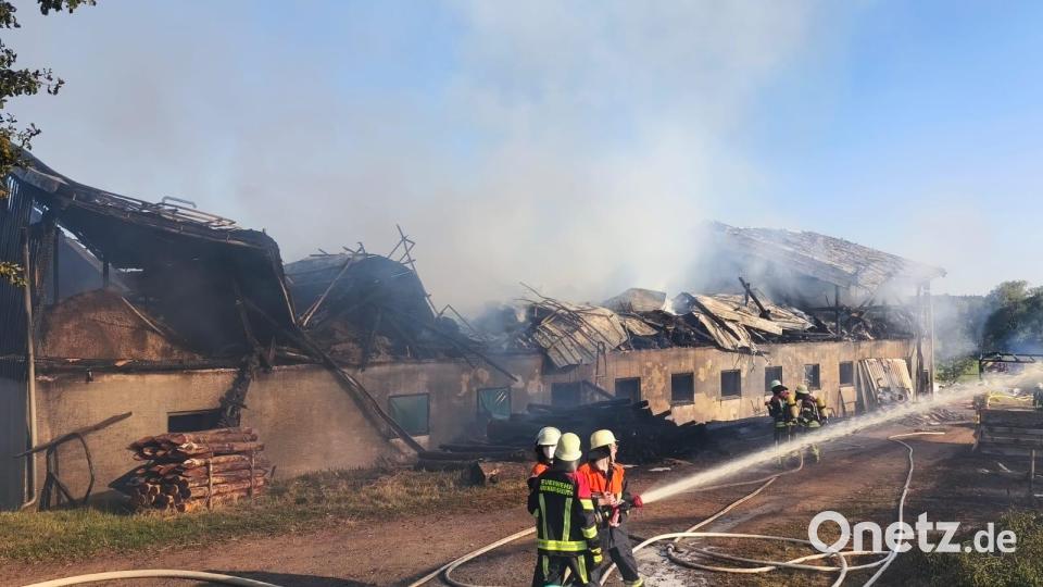 Am späten Nachmittag ist einer der brennenden Ställe in Unterbibrach eingebrochen. Darin befinden sich Tiere. Bild: Jürgen Masching