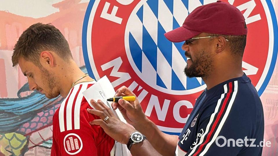 Trainer Vincent Kompany (r) weckt Hoffnungen auf ein großes Bayern-Jahr. Bild: Christian Kunz/dpa
