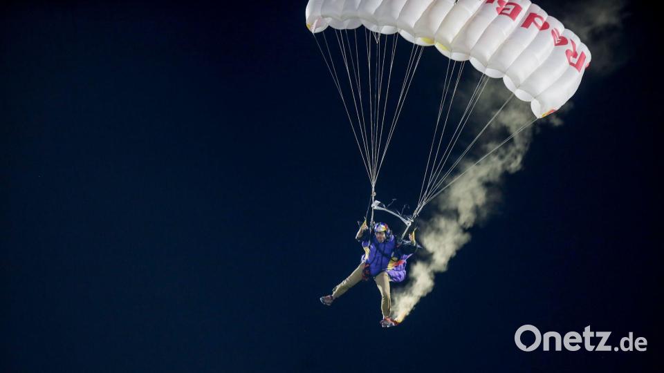 Vozinhas Torwarttrikot wurde von einem Fallschirmspringer ins Stadion eingeflogen. Bild: Hans Scott/Agencia Uno/dpa