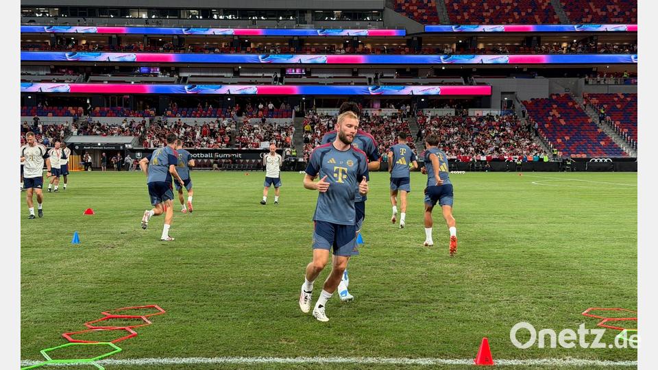 Der FC Bayern wurde beim Training bejubelt. Bild: Christian Kunz/dpa