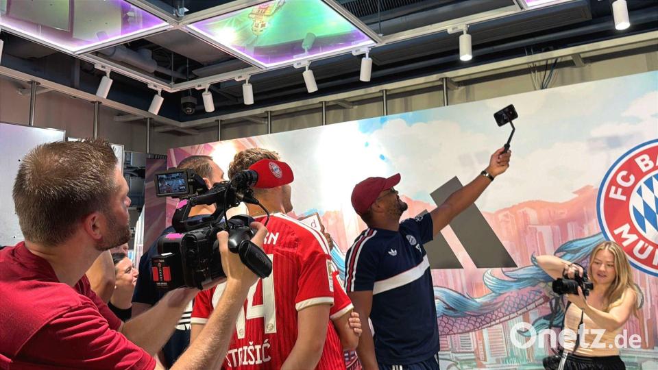 Bayern-Coach Kompany macht ein Selfie von sich und seinen Spielern. Bild: Christian Kunz/dpa