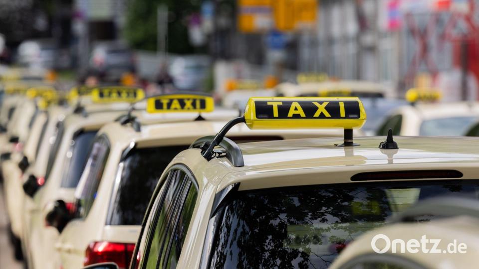 Die Taxibranche kämpft seit Jahren gegen den Wettbewerb durch Mietwagenplattformen wie Uber oder Bolt. (Archivbild) Bild: Rolf Vennenbernd/dpa