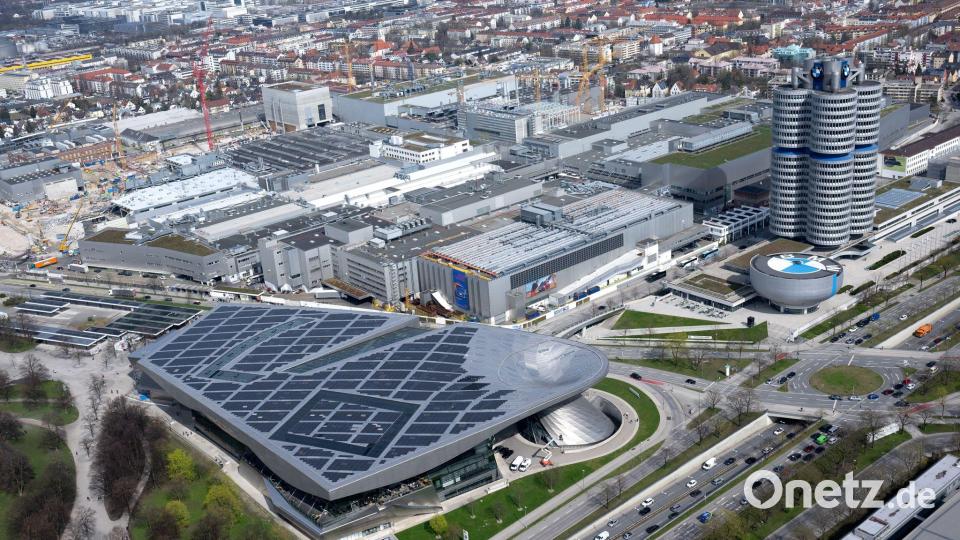 Das BMW-Werk München - hier links des Vierzylinder-Hochhauses zu sehen - wurden in den vergangenen Jahren im laufenden Betrieb umgebaut. (Archivbild) Bild: Sven Hoppe/dpa