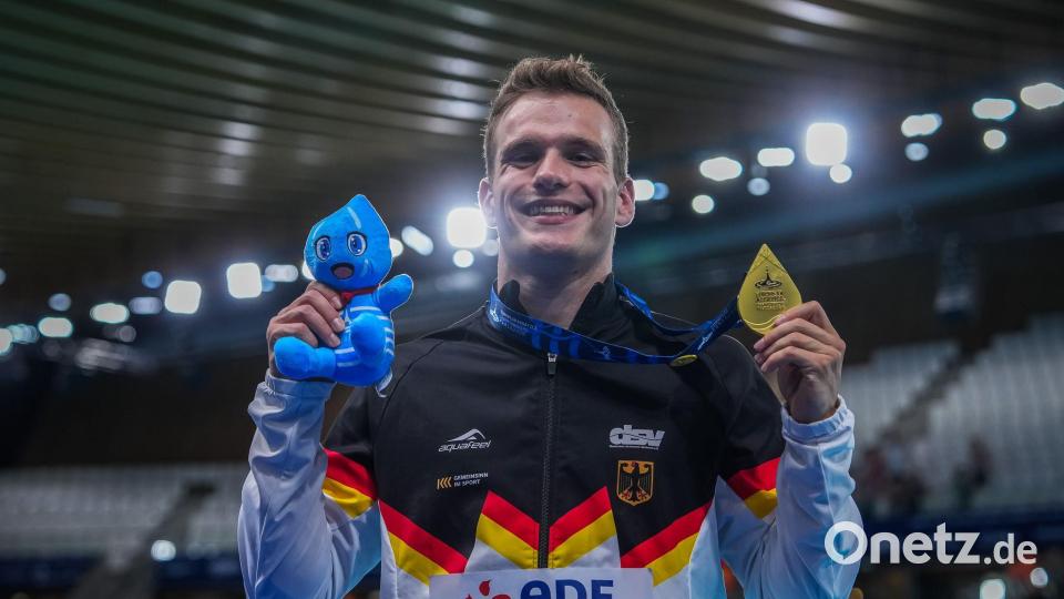 Moritz Wesemann feiert seinen Sieg mit der Goldmedaille. Bild: Aurelien Morissard/AP/dpa