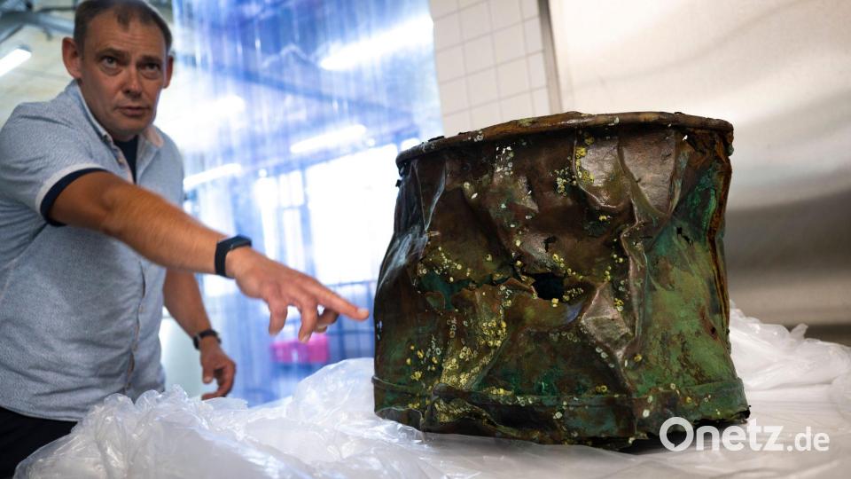 Was bereitete der Smutje an Bord in diesem Mannschaftskochtopf für 110 Mann Besatzug zu? Bild: Philip Dulian/dpa