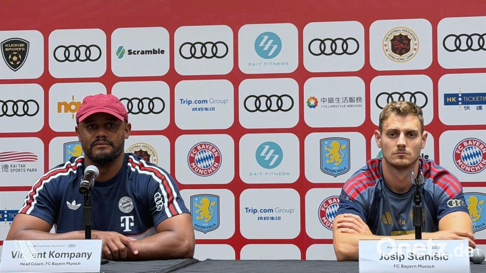 Vor dem Test gegen Aston Villa: Bayern-Trainer Kompany (l) mit Verteidiger Stanisic. Bild: Christian Kunz/dpa