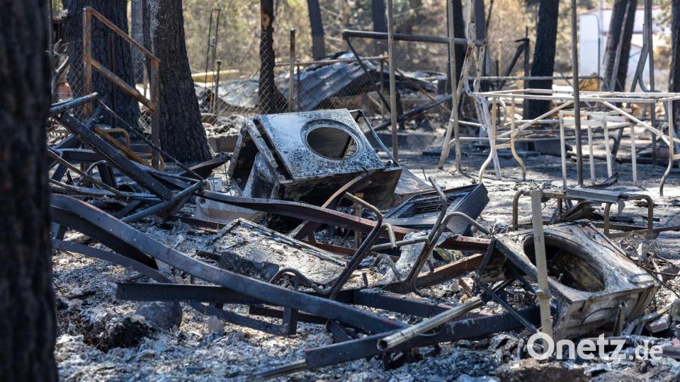 Inferno im Urlaub: Nach einem Waldbrand in Spanien liegen verkohlte Trümmer auf einem Campingplatz. Bild: Ricardo Rubio/EUROPA PRESS/dpa