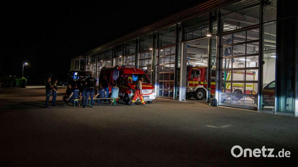 Einsatzkräfte treffen sich vor der Feuerwehrwache in Preetz. Bild: Frank Molter/dpa