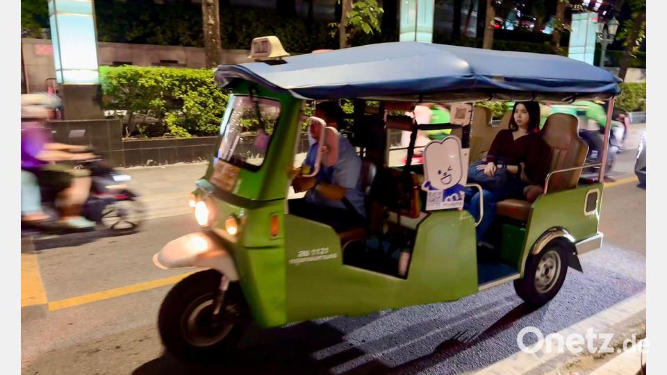 Immer mehr moderne Elektro-Tuk-Tuks fahren durch die Stadt. Bild: Carola Frentzen/dpa