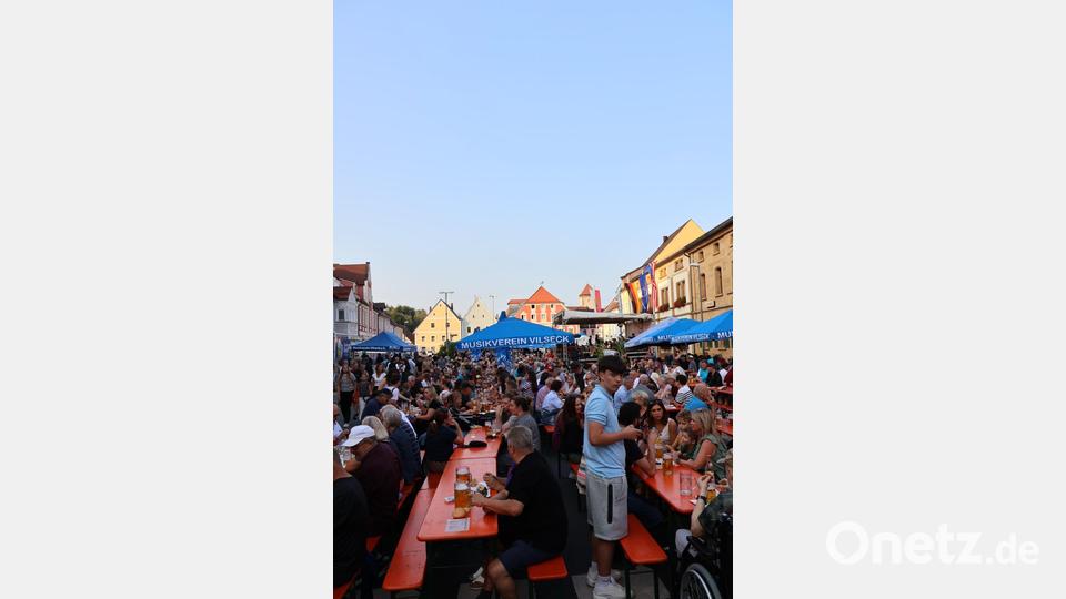 Am Samstagabend war der Marktplatz voll. Die Gäste feierten im Schatten des Vogelturms gemütlich ihr Brunnenfest. Bild: Isabella Rauscher