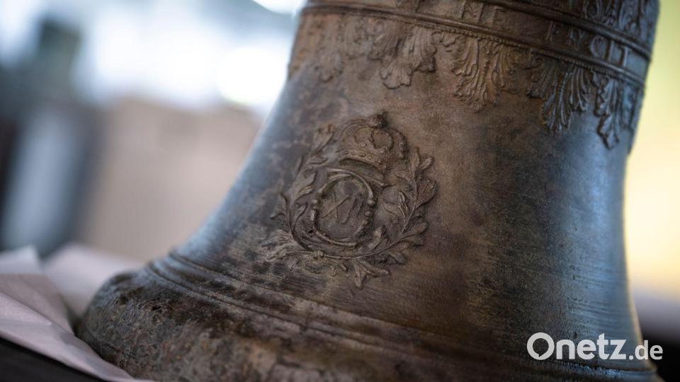 Die Schiffsglocke der 1714 vor der Küste des heutigen Mecklenburg-Vorpommern gesunkenen schwedischen Fregatte „Postillon“ gilt als spektakulärer Fund. Bild: Philip Dulian/dpa