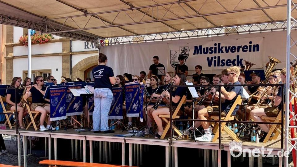 Bei hochsommerlichen Temperaturen unterhielt das Jugendblasorchester am Sonntagnachmittag die Besucher mit bayerischen und modernen Stücken. Bild: Stefanie Gradl
