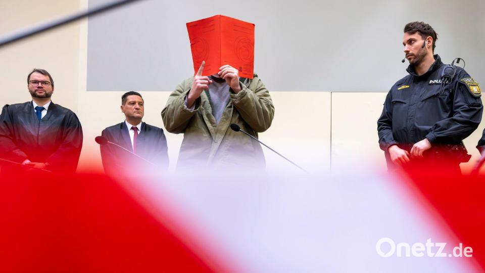 Zu Prozessbeginn reckte er den Zeigefinger hoch – eine unter Muslimen verbreitete religiöse Geste, die aber auch als Erkennungszeichen unter Islamisten gilt. (Archivbild) Bild: Peter Kneffel/dpa
