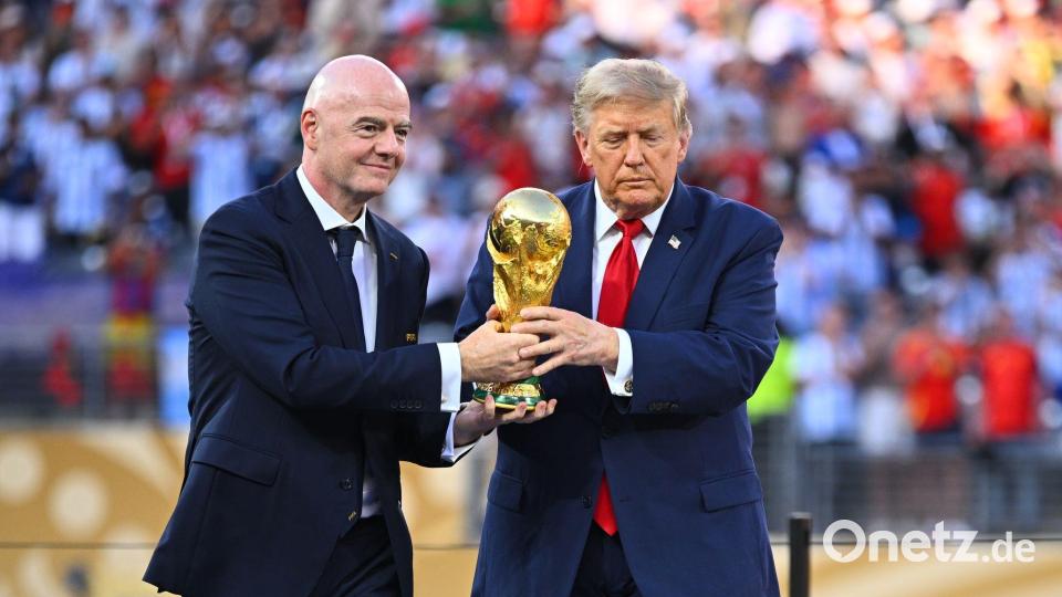 Infantino (l.) und Trump nach dem WM-Finale. (Archivbild) Bild: Tom Weller/dpa