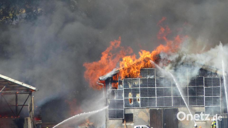 Die Feuerwehren kämpfen nicht nur gegen die Flammen, sondern auch gegen die Außentemperaturen von 35 Grad. Bild: lgc