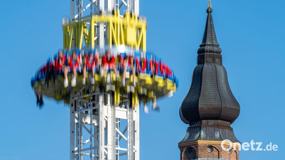 Ein Vergnügungspark lockt mit rund 130 Fahrgeschäften. (Archivbild) Bild: Armin Weigel/dpa