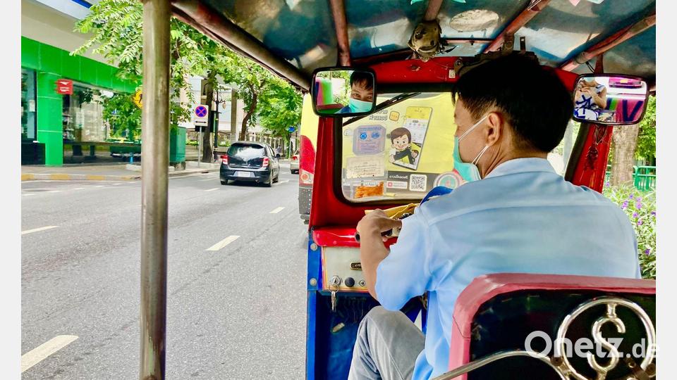 Eine Fahrt durch Bangkok mit dem warmen Fahrtwind im Haar ist eine beliebte Touristenattraktion. Bild: Carola Frentzen/dpa