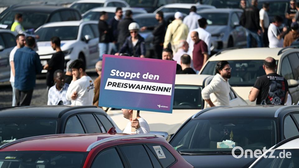 Die Mietwagenplattformen halten Mindestpreise für nicht rechtens - es laufen verschiedene Klagen. (Archivbild) Bild: Federico Gambarini/dpa