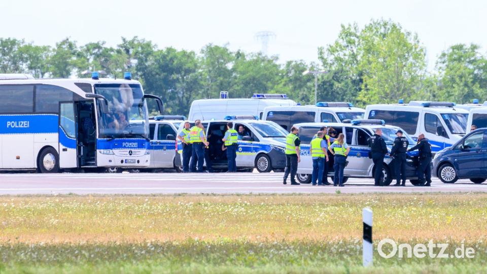 Zahlreiche Einsatzwagen der Polizei sind an der „Nordpiste“ des Flughafens Leipzig/Halle im Einsatz. Bild: Hendrik Schmidt/dpa
