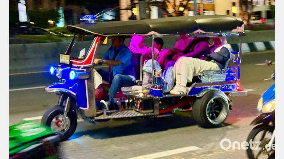 Für Touristen aus aller Welt gehört eine Fahrt mit einem knatternden Tuk-Tuk zum Bangkok-Besuch einfach dazu. Bild: Carola Frentzen/dpa