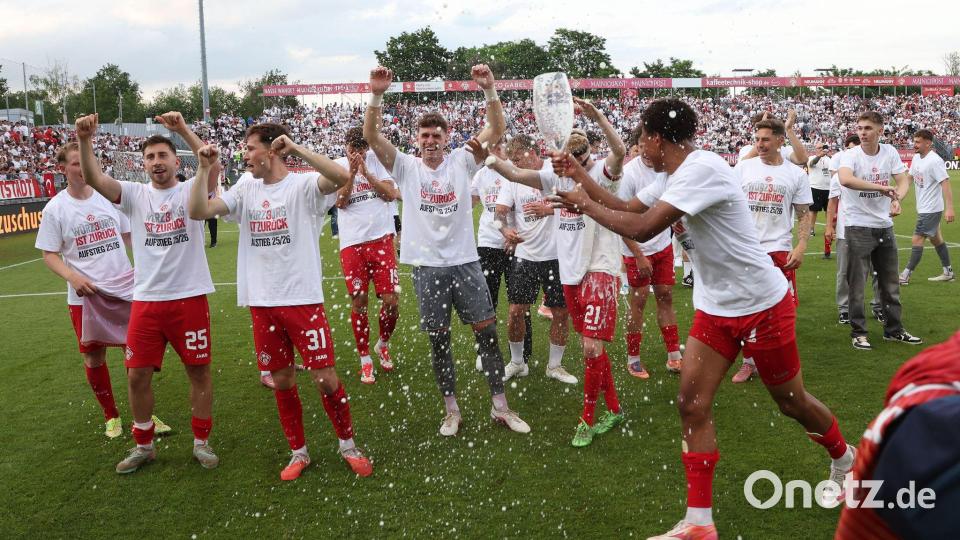 Die Würzburger Kickers ließen es nach der Relegation krachen. (Archivbild) Bild: Karl-Josef Hildenbrand/dpa