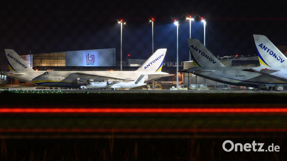Ukrainische Frachtmaschinen vom Typ Antonow AN-124 parken am Flughafen Leipzig/Halle. Bild: Hendrik Schmidt/dpa