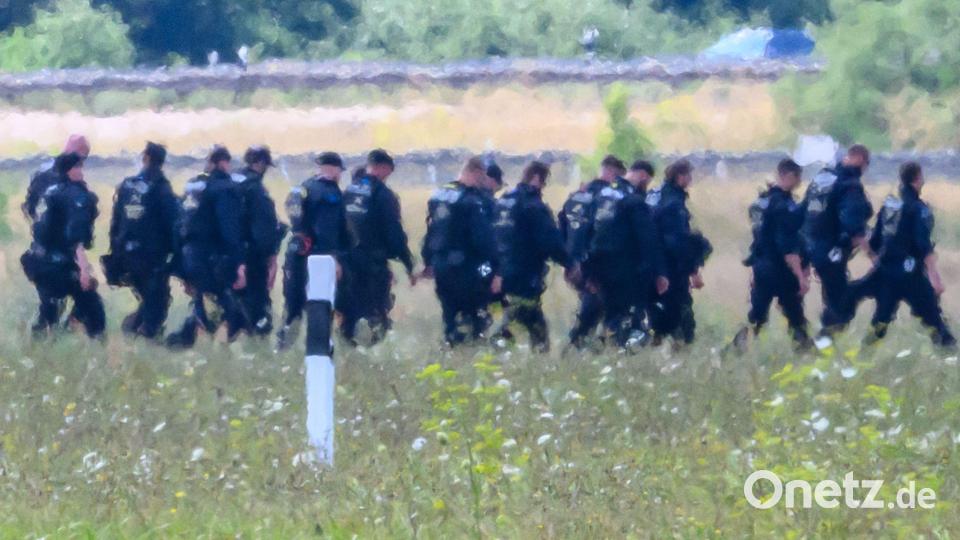 Ob die Beamten vor Ort nach dem zweiten, bisher unbekannten Flugobjekt suchen, blieb zunächst unklar. Bild: Hendrik Schmidt/dpa
