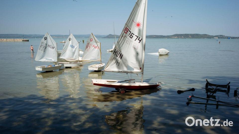 Auch am Plattensee bleiben die Segelboote unbenutzbar am Ufer stecken. Bild: Gregor Fischer/dpa