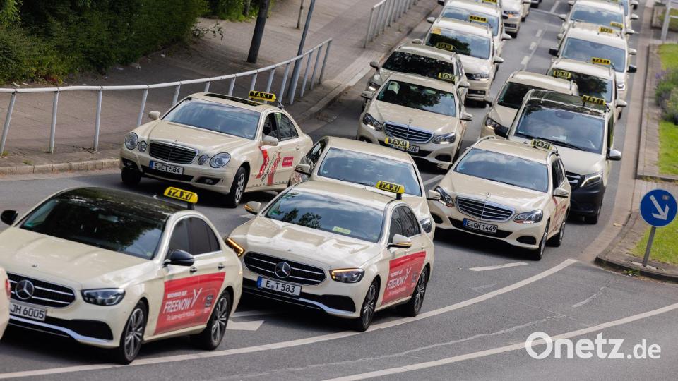 Die Taxibranche fordert Mindestpreise für die Mietwagenplattformen. (Archivbild) Bild: Rolf Vennenbernd/dpa