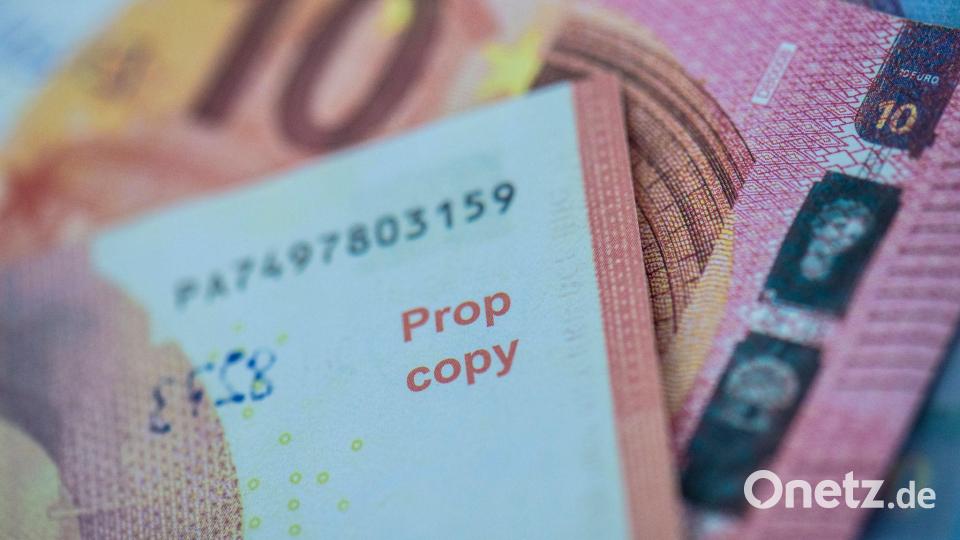 Seit Jahren werden in großem Stil Scheine mit Aufdrucken wie „MovieMoney“ oder „Prop copy“, die im Internet als Spielgeld oder Filmrequisite angeboten werden, in Umlauf gebracht. (Archivbild) Bild: Boris Roessler/dpa