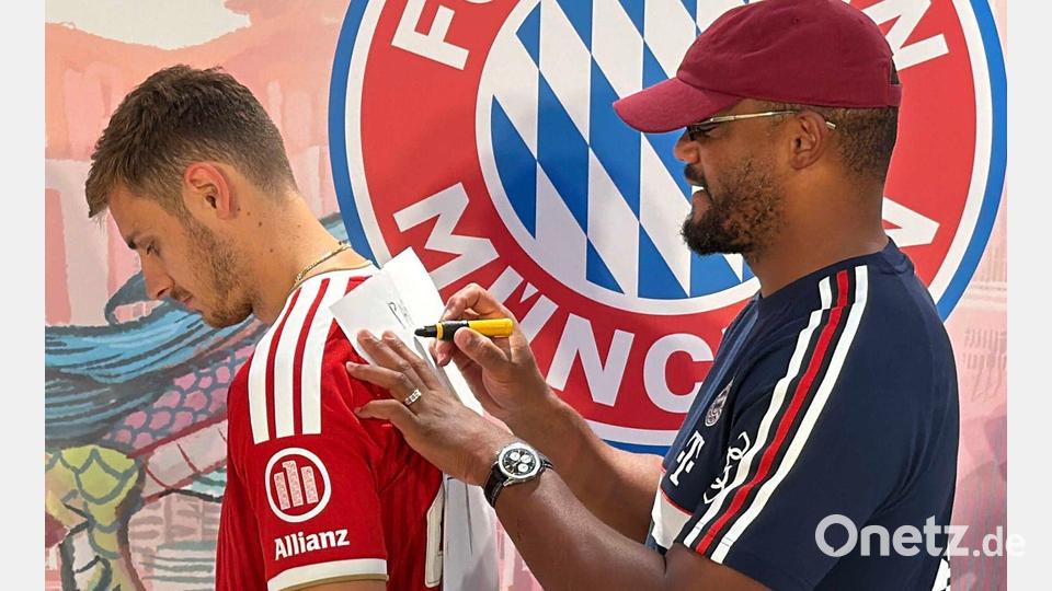 Trainer Vincent Kompany (r) bereitete das Team auf die Saison vor - und nahm sich Zeit für Marketing-Aktionen. Bild: Christian Kunz/dpa