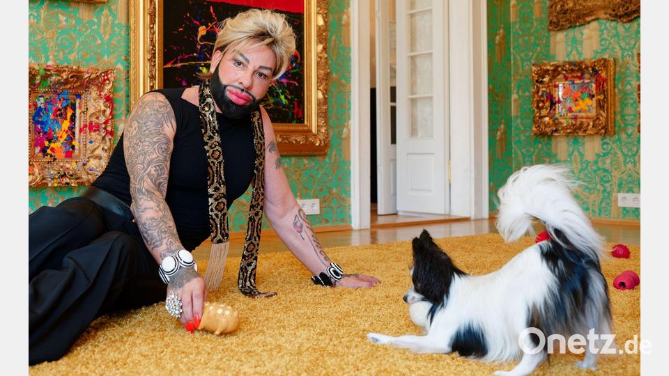 Glööckler und sein zehn Monate alter Papillon Ikarus Bild: Uwe Anspach/dpa