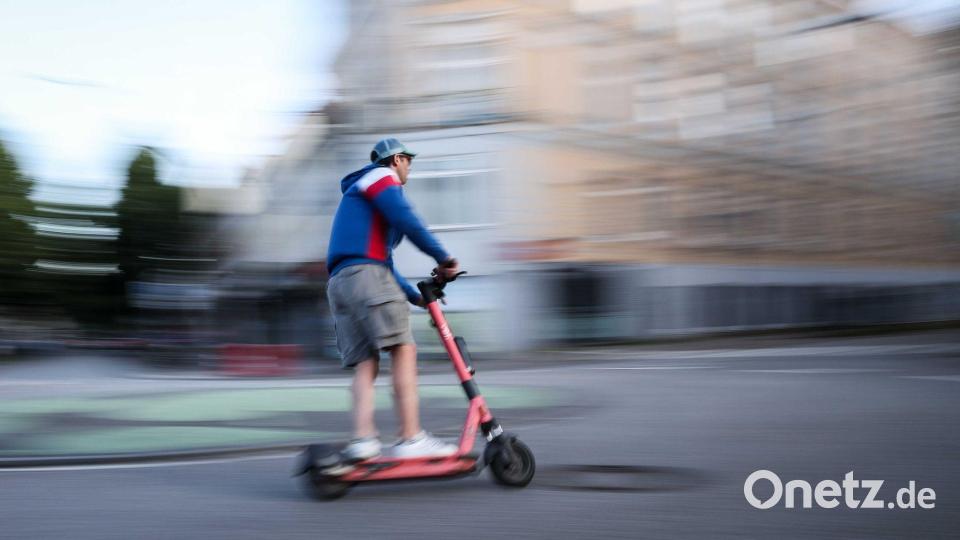 Die Zahl der E-Scooter-Unfälle ist stark gestiegen. Betroffen sind laut Fachleute vor allem Jugendliche und junge Erwachsene. (Archivbild) Bild: Christian Charisius/dpa