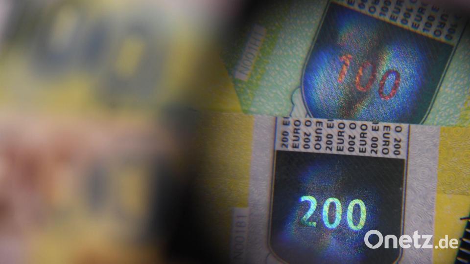 Experten der Notenbanken tüfteln ständig an neuen Sicherheitsmerkmalen, damit es Kriminelle noch schwerer haben, die Banknoten nachzumachen. (Archivbild) Bild: Arne Dedert/dpa