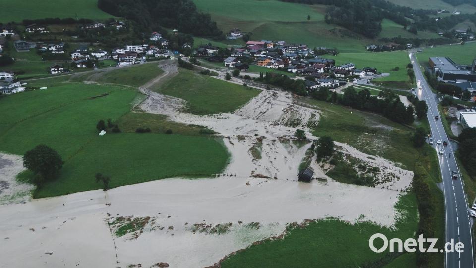 Der Tobersbach in Uttendorf trat über die Ufer. Bild: Expa/ Jfk/APA/dpa