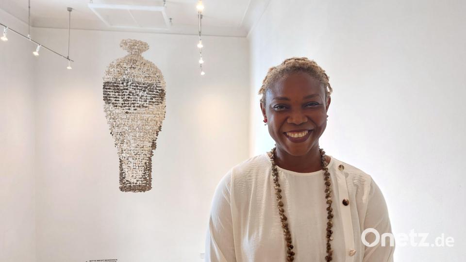 Die Künstlerin Ngozi-Omeje Ezema vor ihrer schwebenden Vase: Mit der Installation „Confluence“ erweitert das Internationale Keramik-Museum in Weiden seine Sammlung zeitgenössischer Keramik. Bild: Helmut Kunz