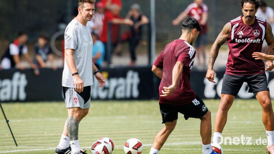 Miroslav Klose (l) geht beim 1. FC Nürnberg in seine dritte Saison als Trainer. (Archivbild) Bild: Daniel Karmann/dpa