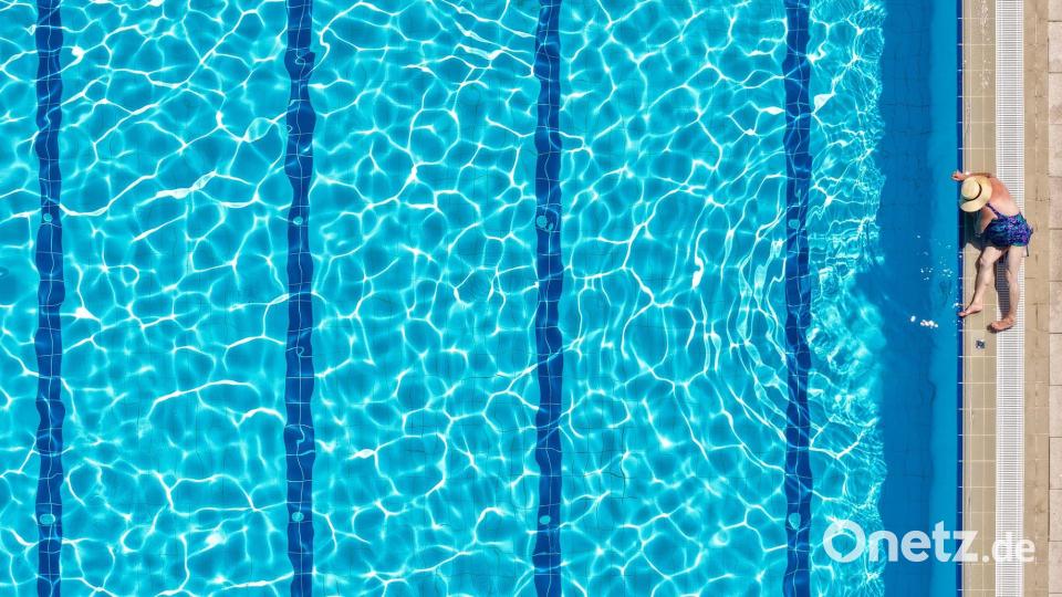 Eine Frau nimmt im öffentlichen Schwimmbad von Dobrinja in Bosnien und Herzegowina ein Sonnenbad. Bild: Armin Durgut/AP/dpa