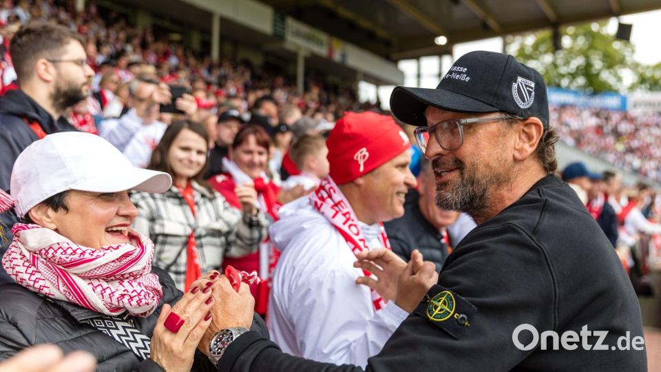 Gibt sich gerne fan-nah: Claus-Dieter Wollitz. (Archivbild) Bild: Frank Hammerschmidt/dpa