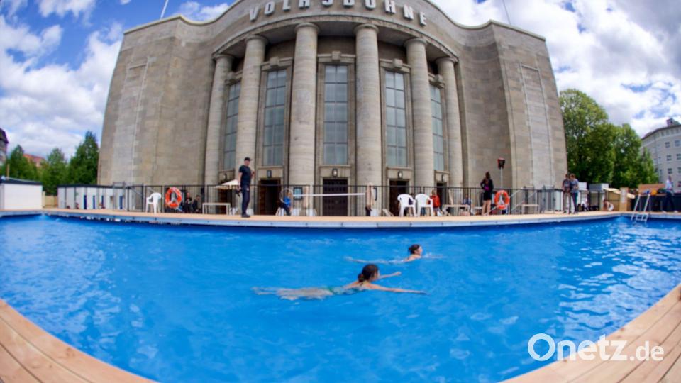 Baden vor der Volksbühne: „Volksbad“ eröffnet am Rosa-Luxemburg-Platz Bild: Soeren Stache/dpa