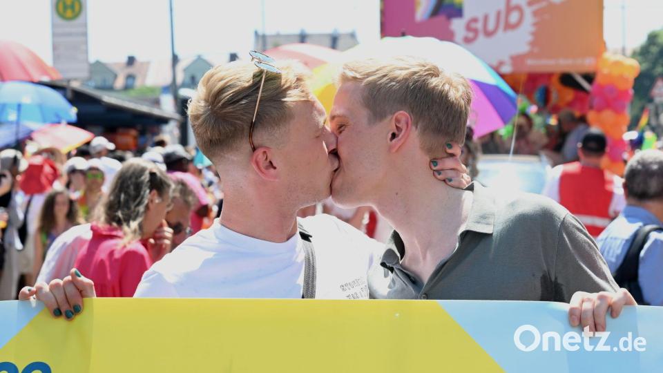 Krause und sein Lebensgefährte küssen sich beim CSD. (Archivbild) Bild: Felix Hörhager/dpa