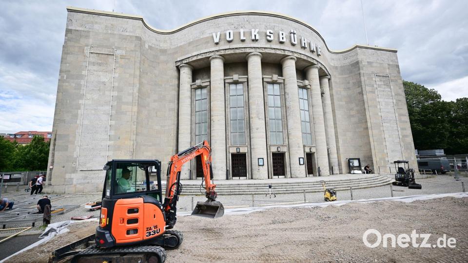Zum Aufbau rollte auch ein Bagger an. (Archivbild) Bild: Sebastian Gollnow/dpa
