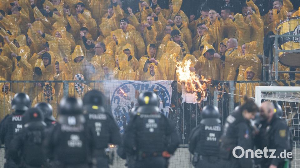 Das Spiel Dresden gegen Hertha BSC im April wurde von Ausschreitungen überschattet. (Archivbild) Bild: Sebastian Kahnert/dpa
