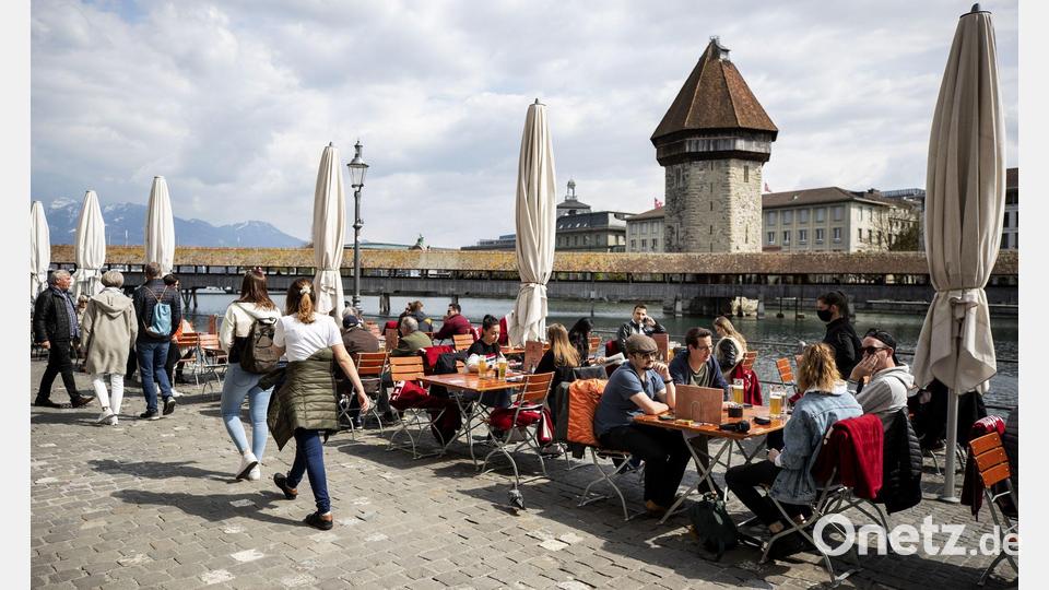 Ein Restaurant an der Reuss in Luzern, die Kapellbrücke ist im Hintergrund zu sehen.(Archivbild) Bild: Alexandra Wey/KEYSTONE/dpa