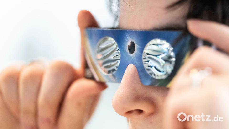 Wer die totale Sonnenfinsternis in Spanien am kommenden Mittwoch beobachten will, muss unbedingt eine dafür zertifizierte Spezialbrille aufsetzen. Anderenfalls drohen irreparable Augenschäden. Bild: Marijan Murat/dpa