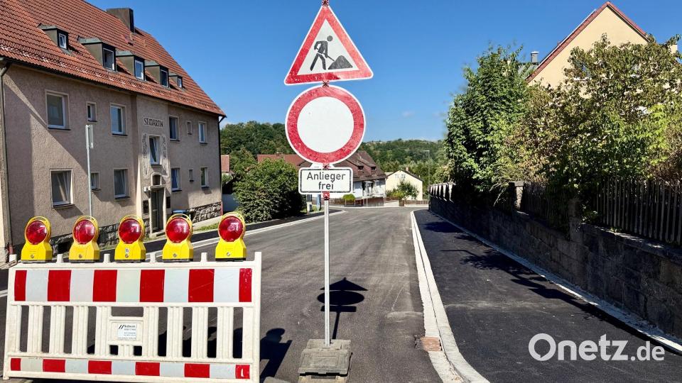 Noch dürfen nur Anlieger die frisch sanierte Georgstraße in Neustadt/WN befahren. Doch noch vor dem Ende der Ferien soll die Verbindung zum Schulhügeln und zum Felix wieder komplett für den Verkehr freigegeben werden. Bild: Gabi Schönberger