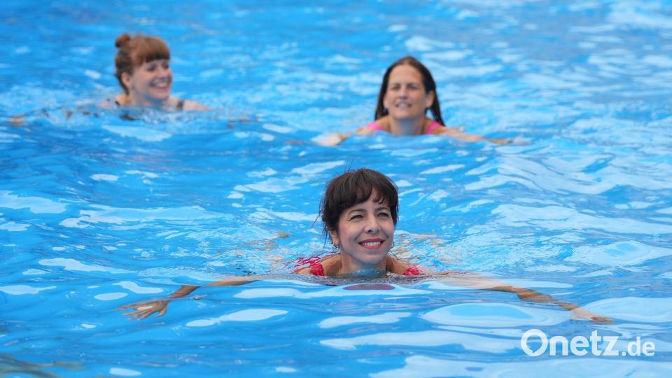 In Berlin wird im September gewählt. Die Spitzenkandidatin der Linken, Elif Eralp, ging auch vor der Volksbühne baden. Bild: Soeren Stache/dpa