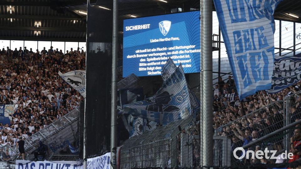 Ein Fanbanner im Gästeblock der Berliner sorgte für eine Spielunterbrechung. Bild: David Ebener/dpa