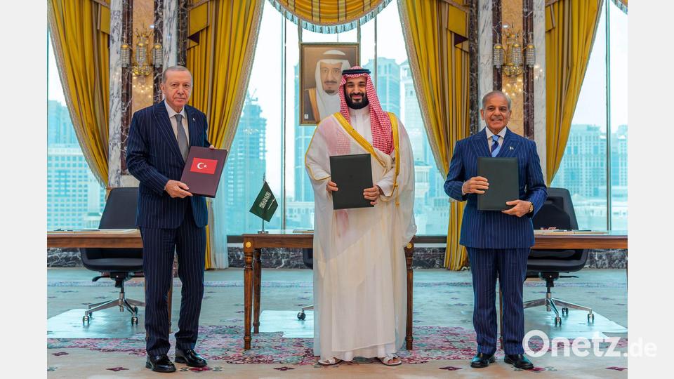 Der türkische Präsident Recep Tayyip Erdogan (l), der saudische Kronprinz Mohammed bin Salman (M) und Pakistans Ministerpräsident Shehbaz Sharif unterzeichneten den Verteidigungspakt in Mekka. Bild: -/Saudi Press Agency/AP/dpa