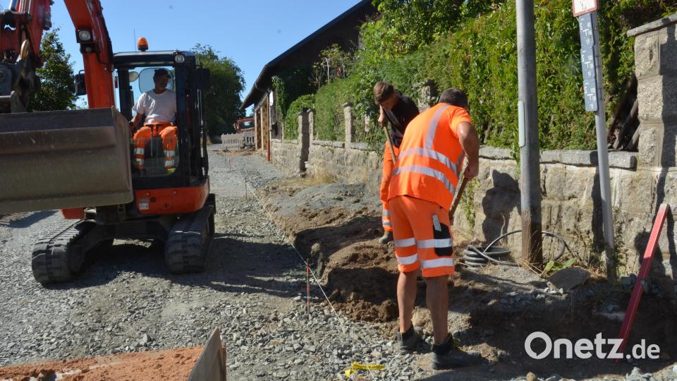 Nicht nur die Fahrbahn wird erneuert: Auch die Leitungen im Untergrund werden bei den Arbeiten modernisiert. Bild: Elisabeth Dobmayer
